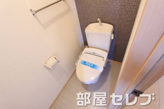 トイレ　人気の温水洗浄便座です。