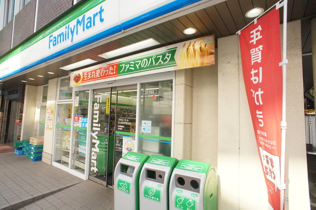 コンビニ　ファミリーマート新中野駅前店（コンビニ）まで597m