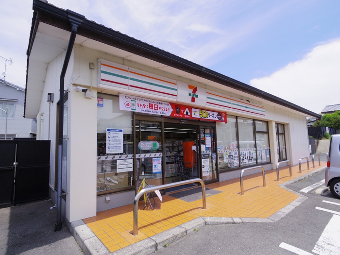 コンビニ　セブンイレブン（コンビニ）まで550m