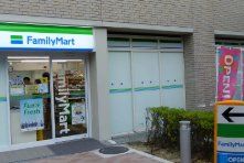 コンビニ　ファミリーマート関西大学店（コンビニ）まで740m