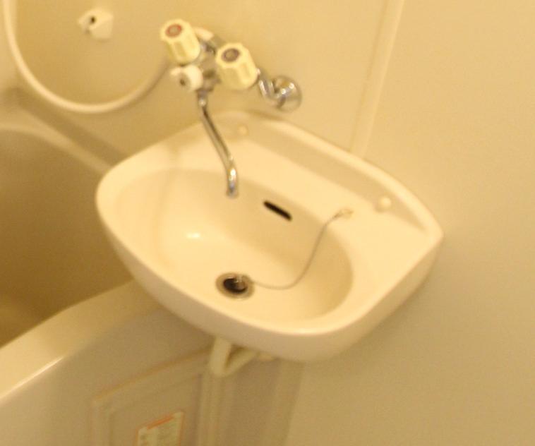 洗面設備　同タイプ（参考写真）出窓はございません。現況優先