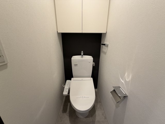 トイレ　【上部に戸棚があり収納に困らない】アクセントクロスがおしゃれ