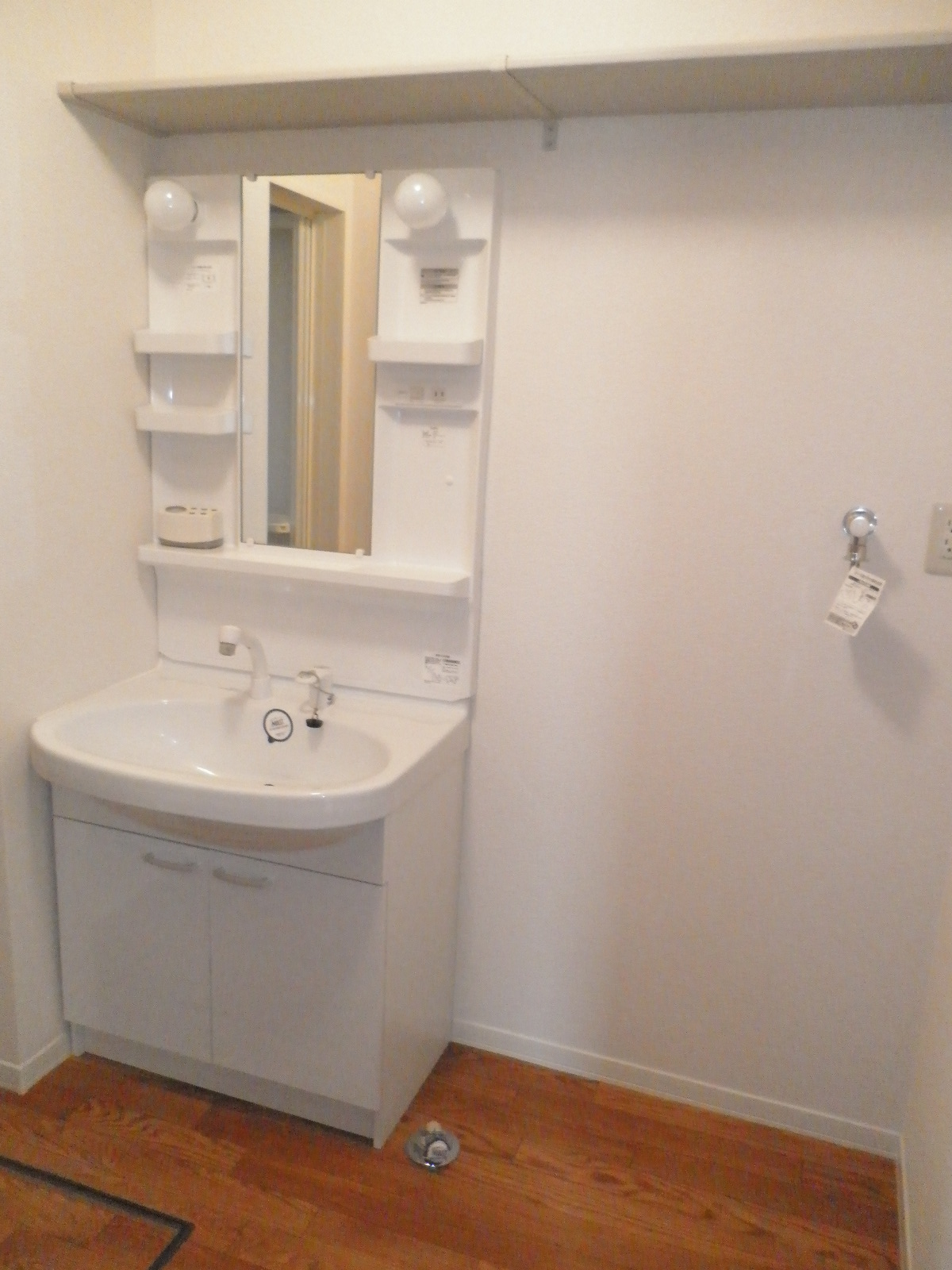 洗面設備　洗面化粧台の上部には棚があります