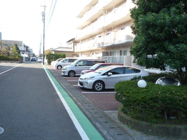 【静岡市清水区谷田のマンションの駐車場】