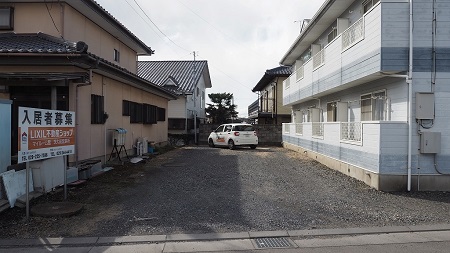 【前原コーポの駐車場】