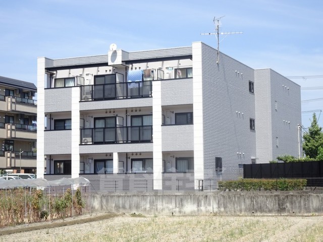 京都市西京区牛ケ瀬西柿町のマンションの建物外観