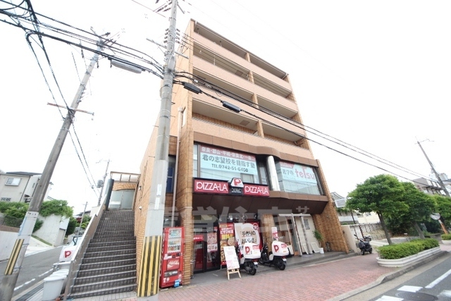 奈良市鳥見町のマンションの建物外観