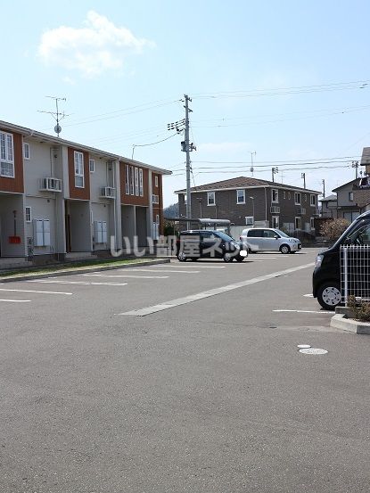 【仙台市青葉区下愛子のアパートの駐車場】