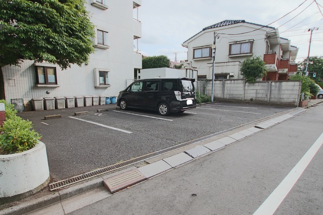 【善福寺ロイヤルハイツの駐車場】