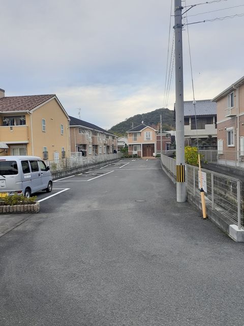 【和歌山市寺内のアパートの駐車場】