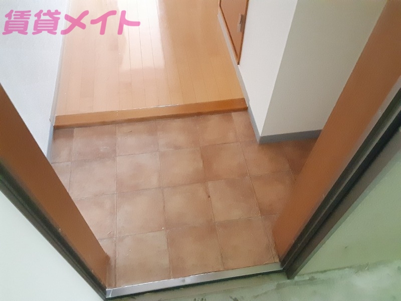 【いなべ市大安町南金井のマンションの玄関】