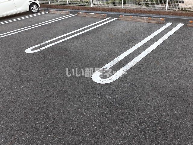 【フルールの駐車場】