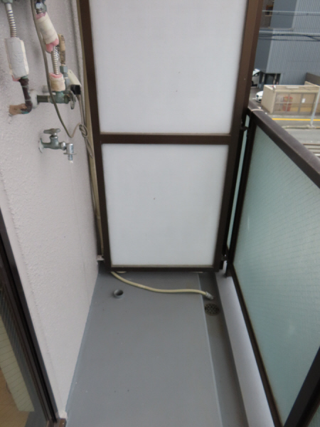 その他　洗濯機置き場は屋根付のバルコニー