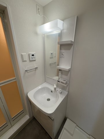 洗面設備　明るい洗面所です