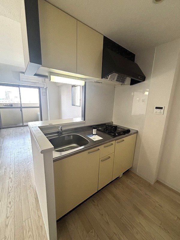 キッチン　※反転タイプ角部屋写真使用