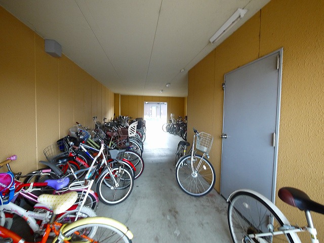 その他共有部分　自転車置き場が設置されてます