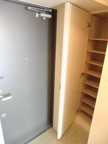 玄関　シューズＢＯＸ・ＴＶモニターフォン付