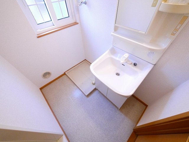 洗面設備　明るい洗面所です