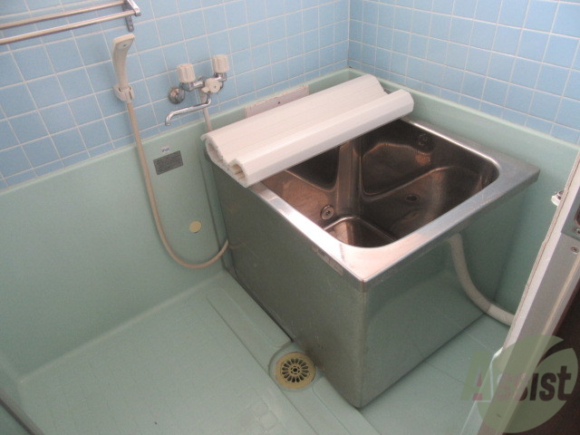 バス・シャワールーム　こちらはお風呂。一日の疲れをここで癒してください。