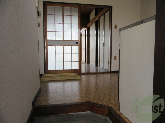 玄関　外から玄関を撮影してみました。広いリビングに繋がっています。