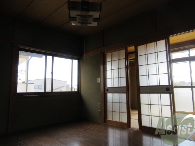 居室・リビング　リビングはこんな感じです。窓が大きくて良く陽が入ってきます。