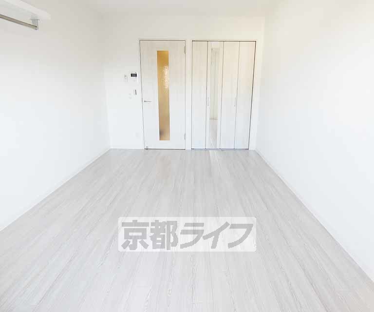 居室・リビング　人気の白色の床です。