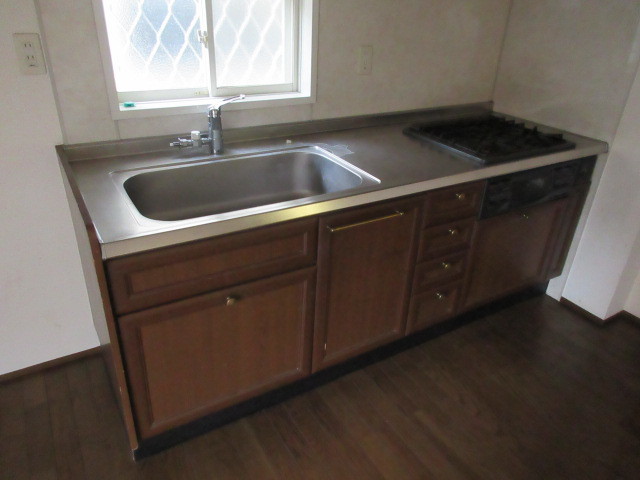 キッチン　上下に収納があり使いやすいグリル付がす３口システムキッチン