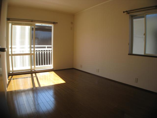 居室・リビング　南向き日当良好な洋室