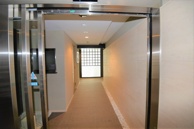 エントランス　落ち着いたエントランスです