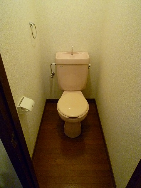 トイレ　落ち着いた色調のトイレです