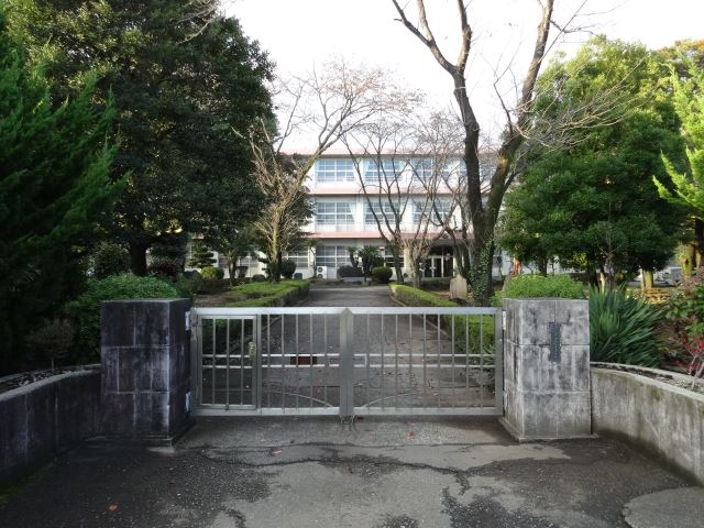 中学校　市立富士宮第二中学校（中学校）まで570m