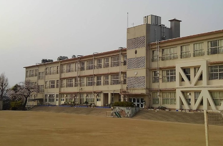 小学校　豊中市立上野小学校（小学校）まで540m