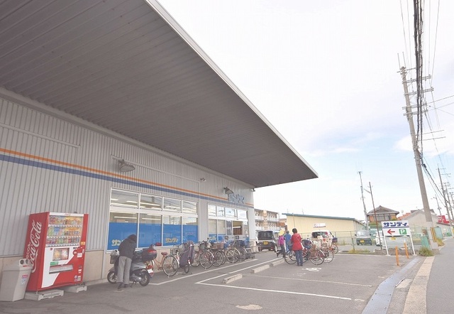 スーパー　サンディ萱島神田店（スーパー）まで880m