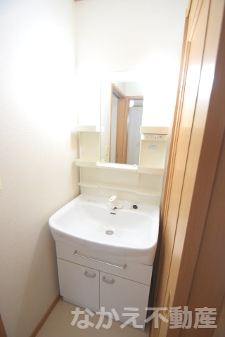 洗面設備　明るい洗面所です