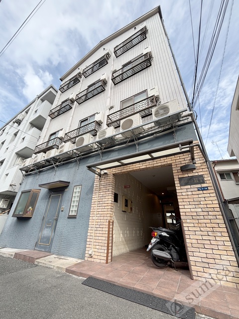 エントランス　落ち着いたエントランス。マンションを演出します。