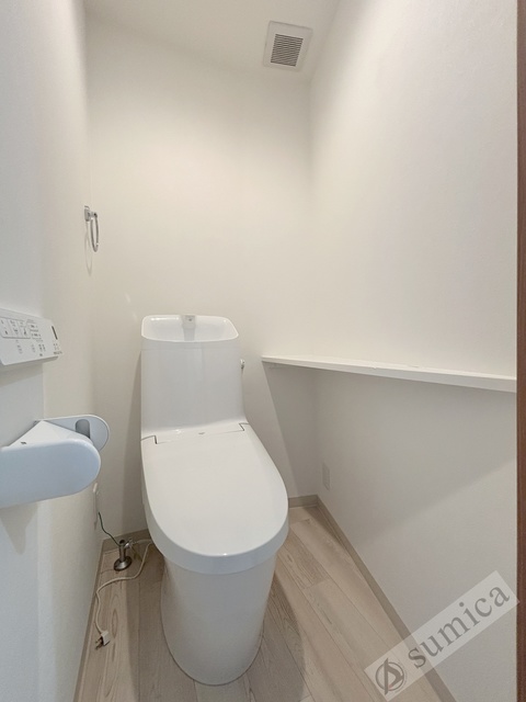 トイレ　人気アイテムの温水洗浄便座。清潔感のあるトイレです。