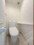 トイレ　人気アイテムの温水洗浄便座。清潔感のあるトイレです。