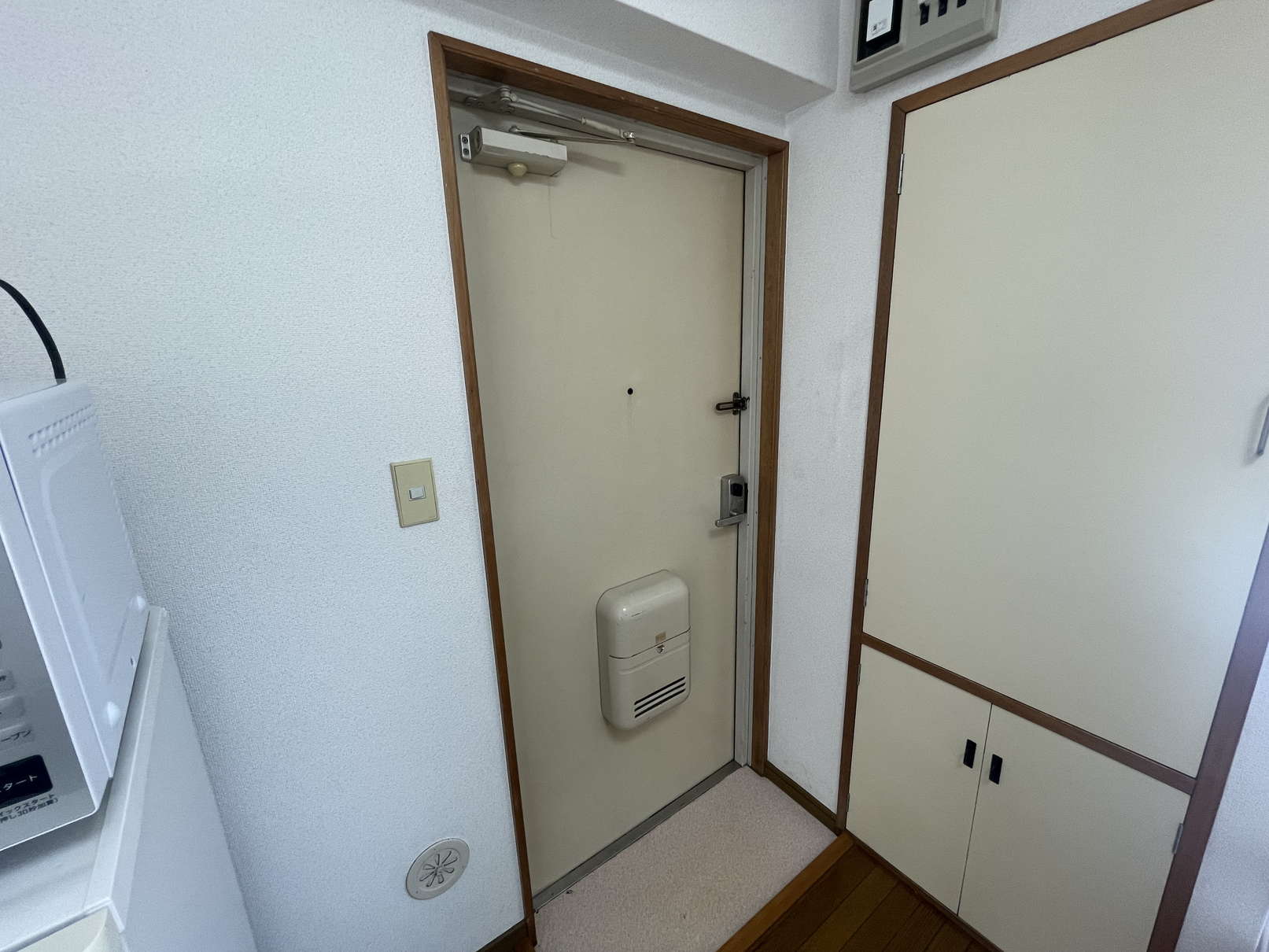 玄関　※同物件別号室の参考写真です。