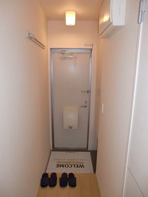 玄関　同タイプ物件写真を掲載しております。