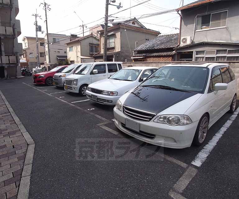 【京都市右京区西院下花田町のマンションの駐車場】