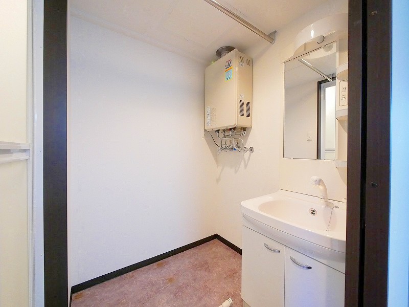 洗面設備　忙しい朝にうれしいシャンプードレッサー付きです♪