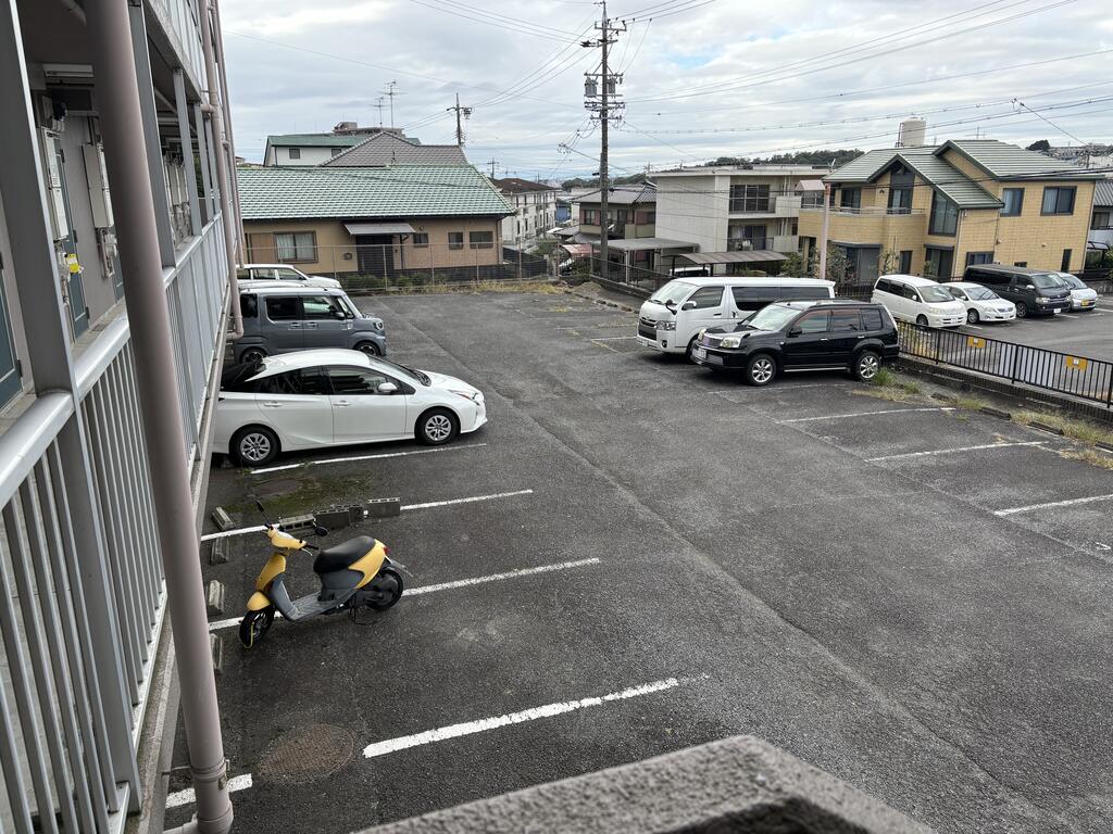 【アイコーサンハイツI 1階角部屋の駐車場】