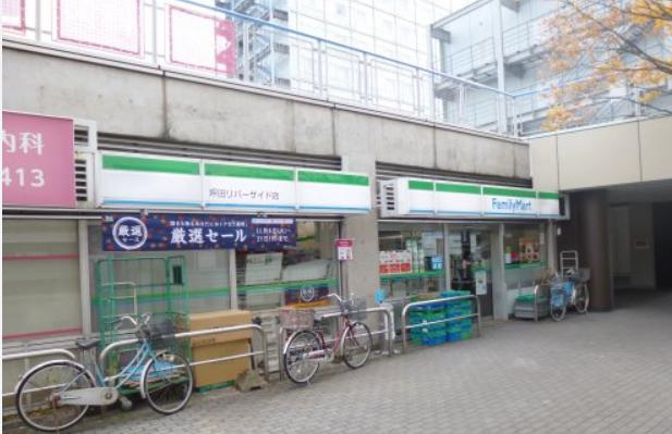 コンビニ　ファミリーマート坪田リバーサイド店（コンビニ）まで165m
