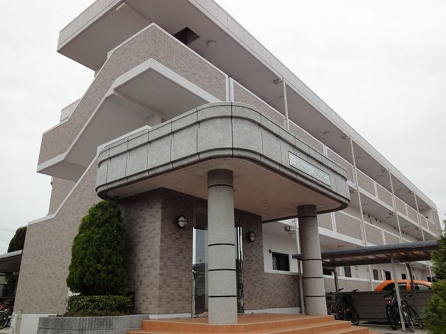 山陽小野田市日の出のマンションの建物外観