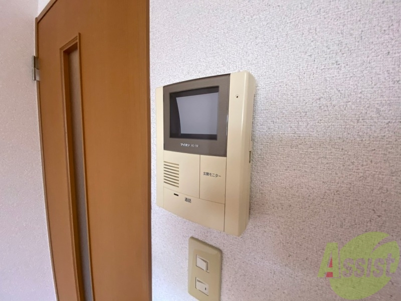 バルコニー　ＴＶモニター付インターホンです。来客者の顔が見えるので安心！