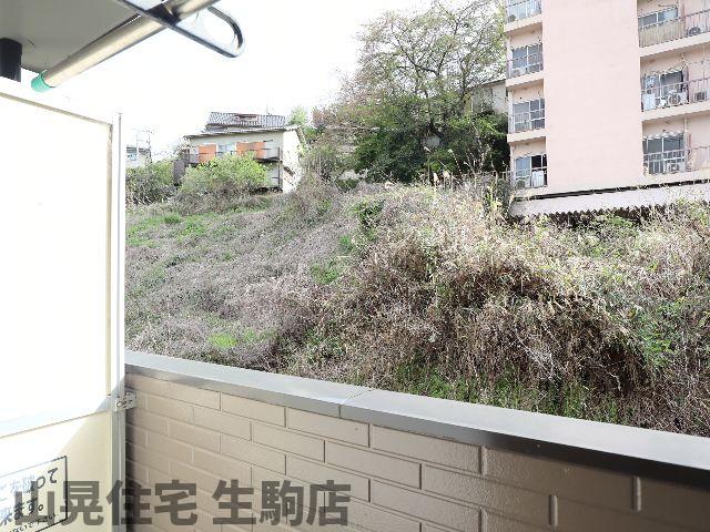 【生駒市仲之町のアパートの庭】