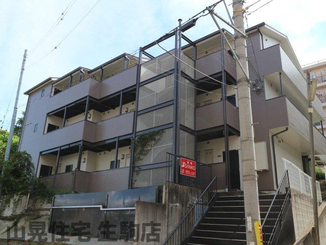 【生駒市仲之町のアパートの建物外観】