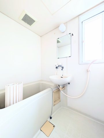 バス・シャワールーム　【浴室】嬉しいバス・トイレ別の物件です。