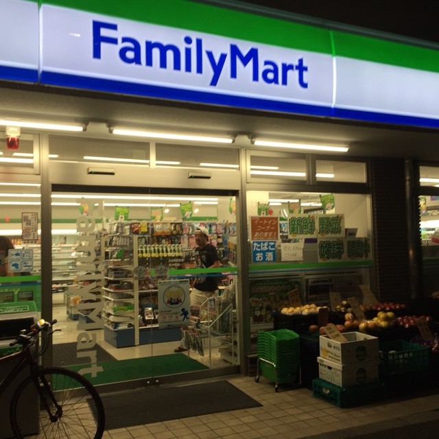 コンビニ　ファミリーマート世田谷北沢四丁目店（コンビニ）まで242m