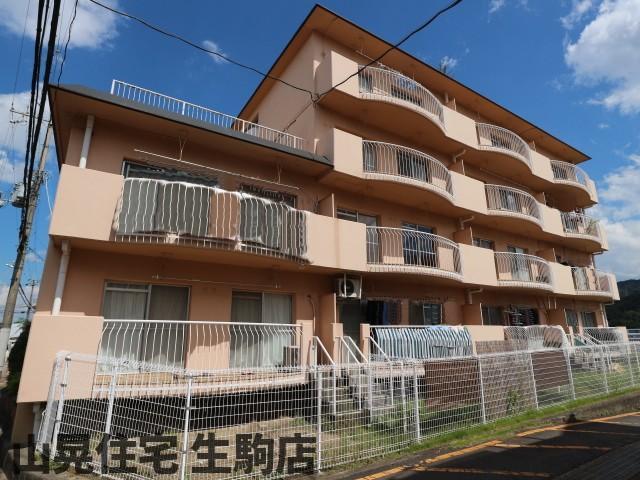 【生駒市小平尾町のマンションの建物外観】